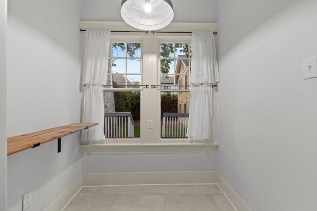 Building Photo - Montrose Gem: 2-Bed Bungalow
