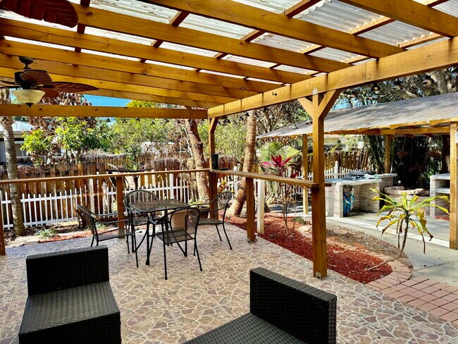 Building Photo - 125 SW Donna Terrace