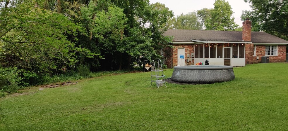 fully fenced back yard with privacy bushes/tress - 102 Anna Ct