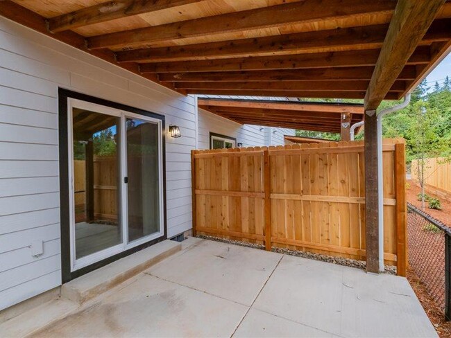 Building Photo - 1390 Overlook Ave NW