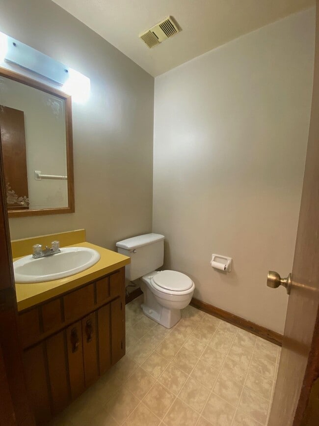 Building Photo - 2261 Claremont Ln
