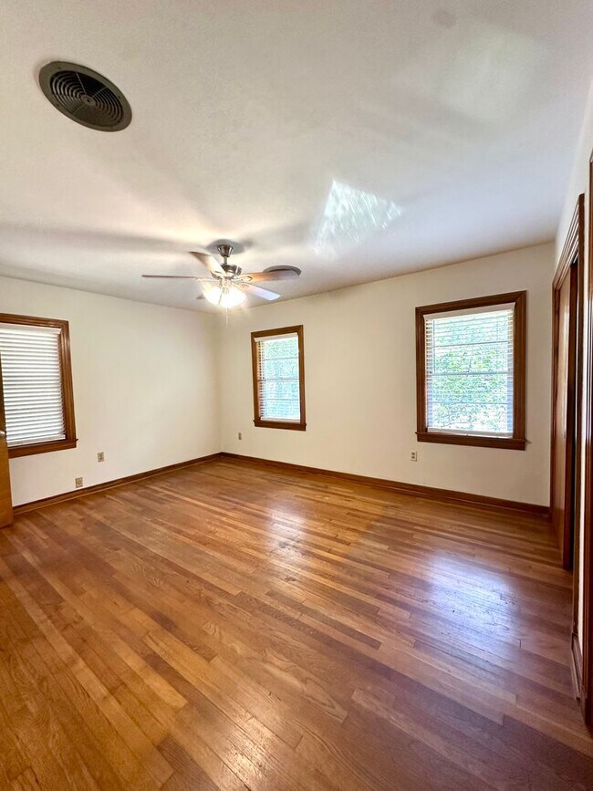 Building Photo - Charming 3-Bedroom, 2-Bathroom, 2,200 Sq. Ft. Home in Broadmoor Subdivision