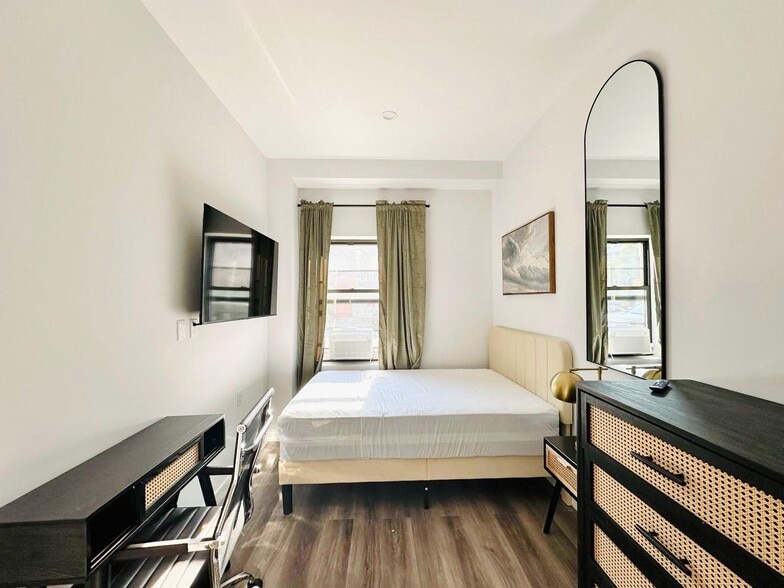 Building Photo - Furnished room/NOT APARTMENT