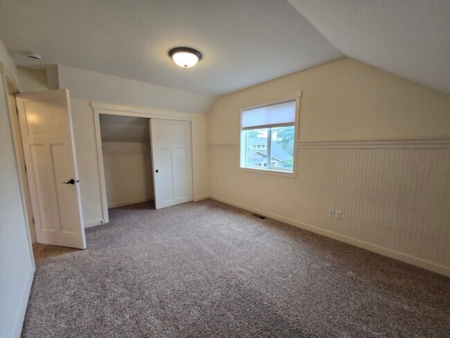 Building Photo - 3 bedroom, 2.5 bathroom house!!!