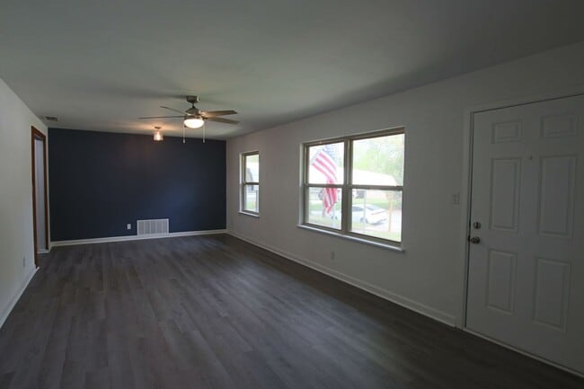 Building Photo - Adorable 3 Bed 2 Bath in Tyler with TWO Living Spaces! 1/2 OFF FIRST FULL MONTHS RENT!!