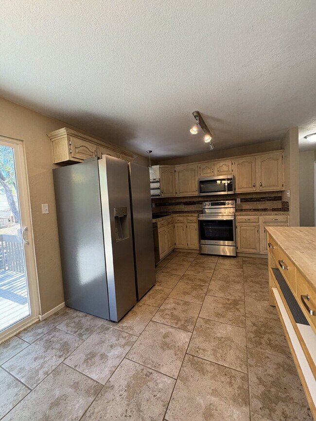 Building Photo - 1395 Hiawatha Dr