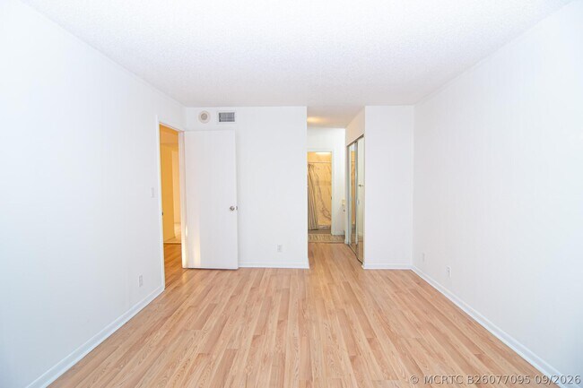 Building Photo - 1800 N Andrews Ave