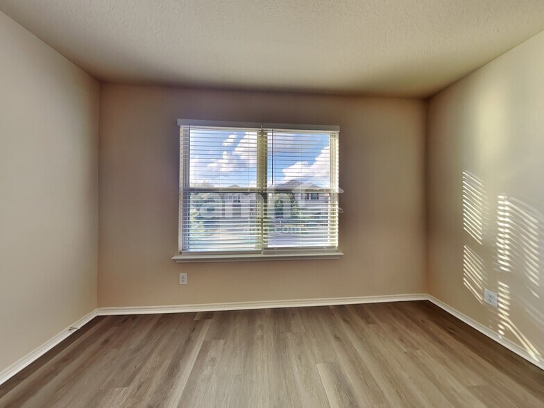Building Photo - 10450 Rosewood Creek
