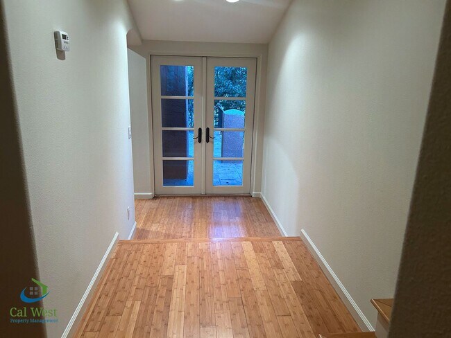 Building Photo - $4,595 - Large Gorgeous 3/2 Tri-Level Home with Beautiful Views in Gilroy near Wineries