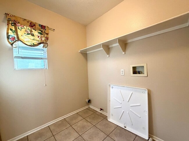 Building Photo - Move in special! Move in by 3/1 and get $300 off your first months rent! - Move-In Ready 3 bedroo...