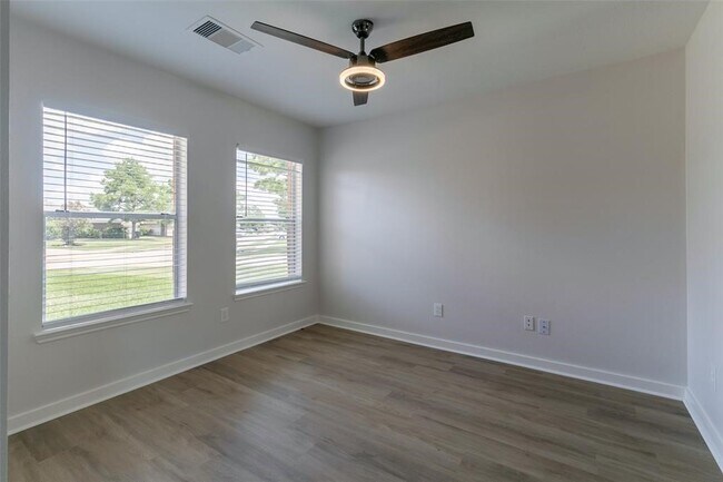 Building Photo - 16711 Hollow Ridge Dr