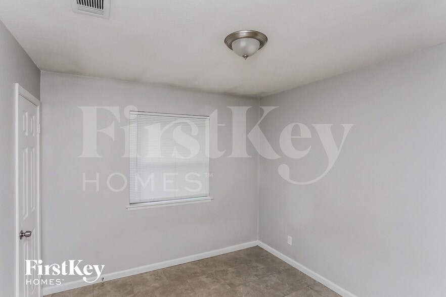 Building Photo - 6115 Flagstaff Dr