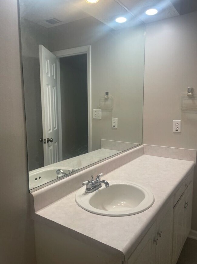 Building Photo - 203 Kitts Dr