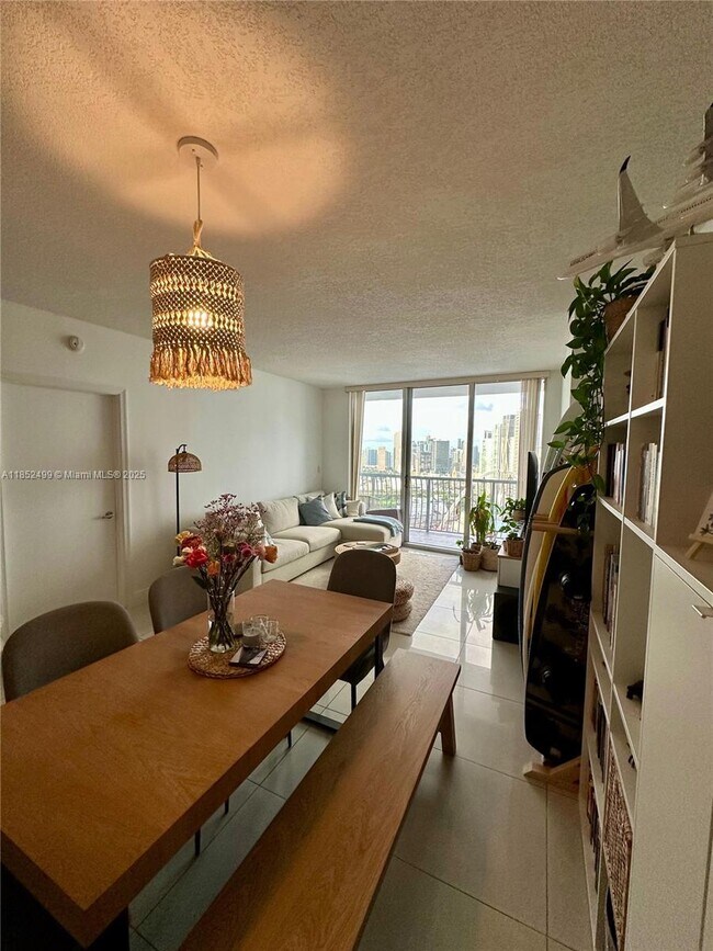 Building Photo - 1750 N Bayshore Dr