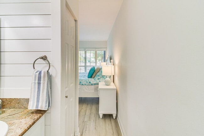 Building Photo - 9860 Leeward Ave