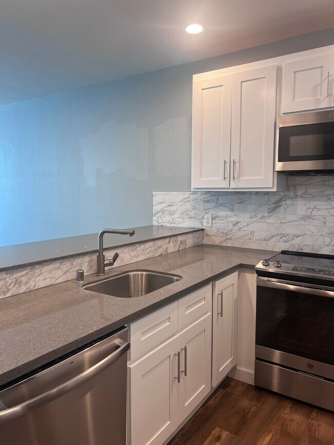 Building Photo - Spacious 1 Bedroom with Tons of Light, High Ceilings & Full Size Washer/Dryer Inside
