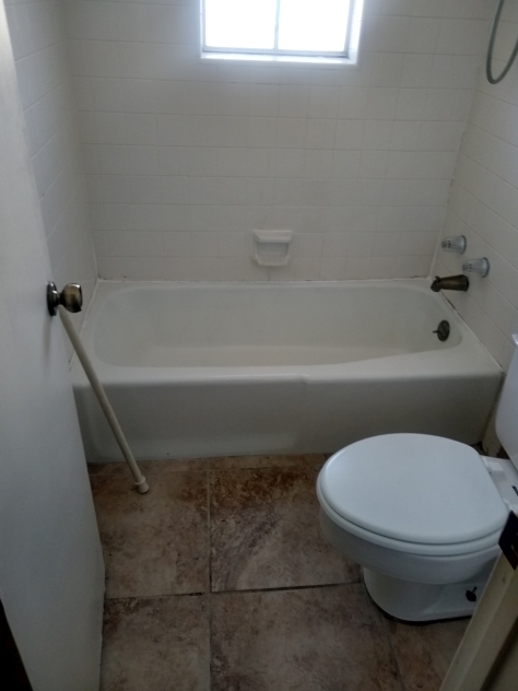 Master Suite Bathtub - 1713 Oakdale Dr