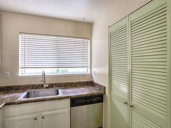 Building Photo - "Charming 2-Bed, 2-Bath Menlo Park Retreat...