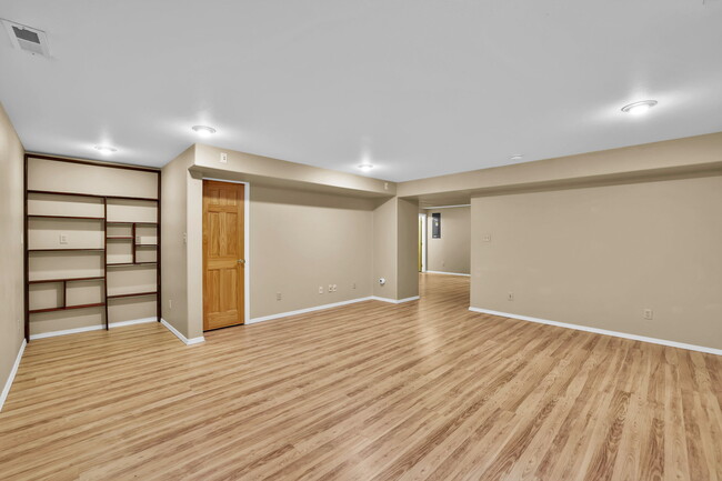 Building Photo - 6674 Chantilly Pl