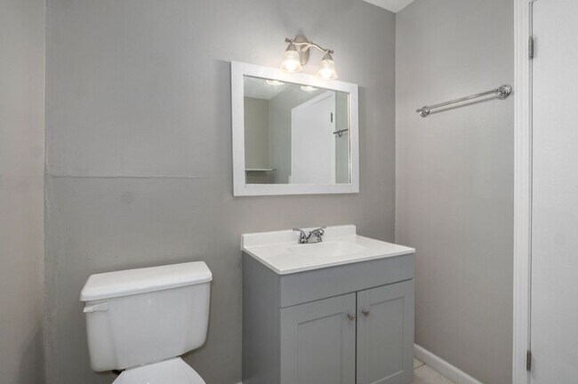 Building Photo - 2137 E Madison St