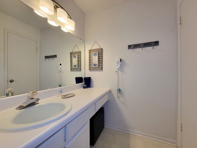 Building Photo - Two bedrooms two 1/2 bath townhome on Galv...