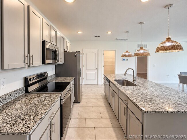 Building Photo - 1025 SW Sarto Ln