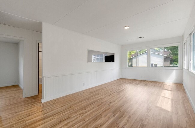 Building Photo - NEW LISTING! 3 BEDROOM HOUSE!