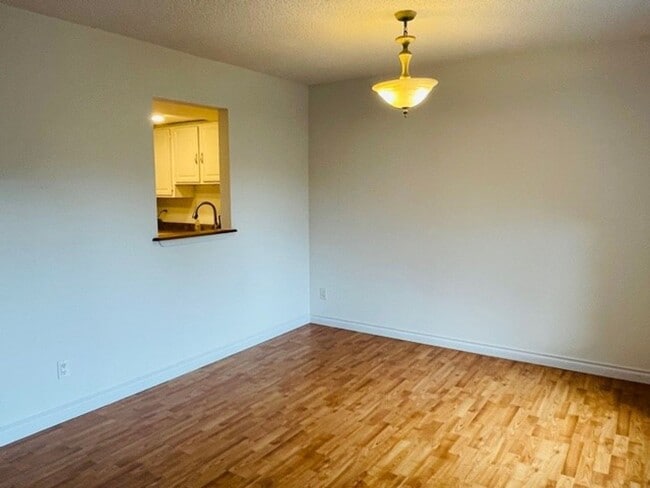 Building Photo - Spacious 2Bd/2Bath Condo located in The Ri...