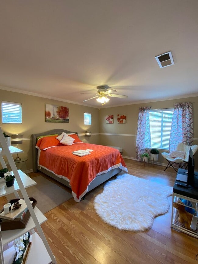 Building Photo - Best Deal in SW Bakersfield. Fully furnished home with a Pool