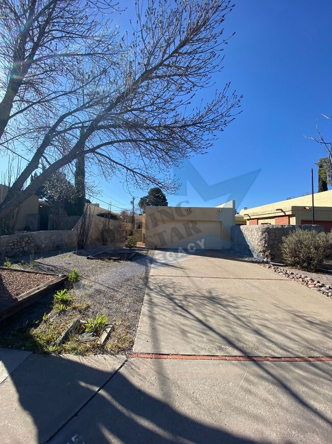 Building Photo - 2 bed, 2 bath w/new flooring throughout!