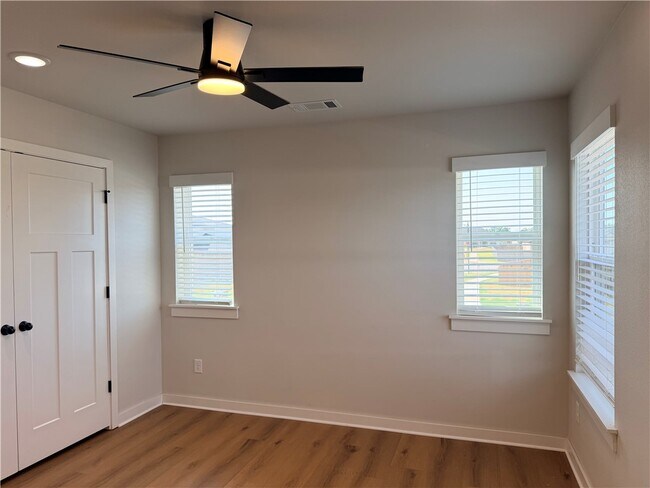 Building Photo - 613 Cosmos St
