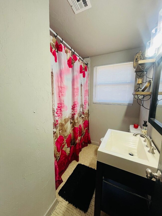 Building Photo - 2324 SW 47th St