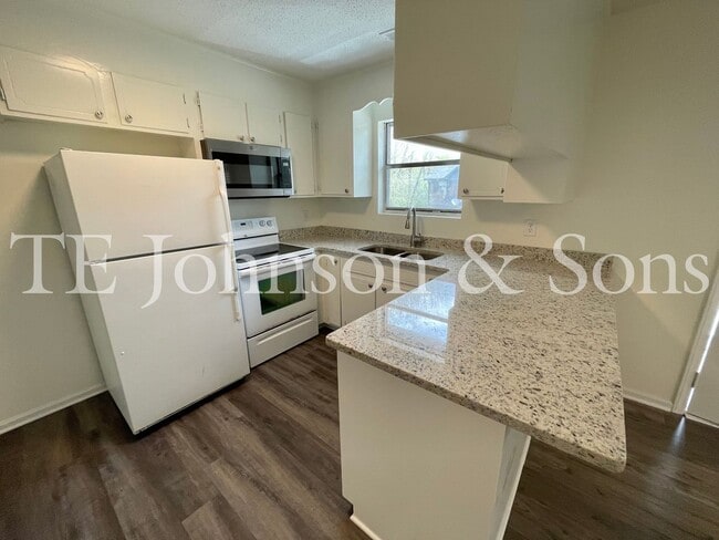 Building Photo - See This Renovated 2 Bedroom In Green Oaks!