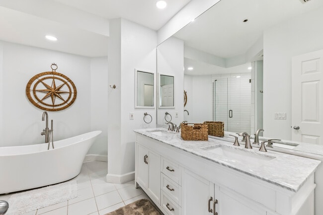 Building Photo - 786 Beach View Dr