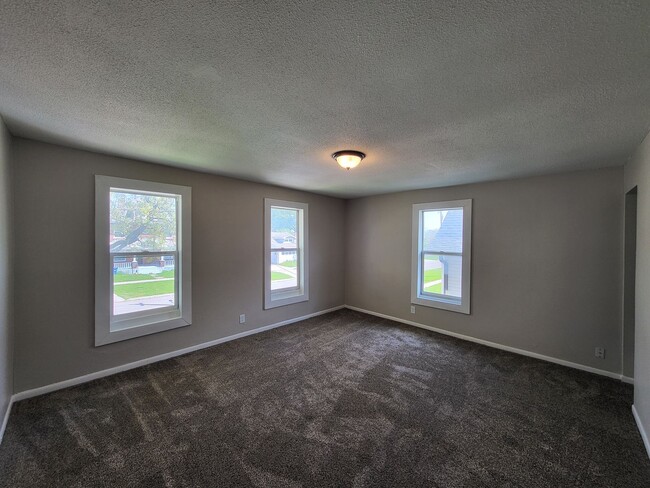Building Photo - 3 Bedroom, 1 Bathroom Duplex with quick ac...