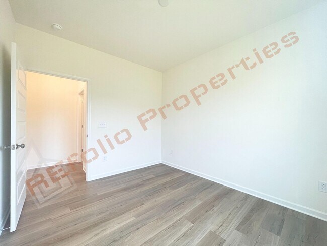 Building Photo - Gorgeous 5 Bedroom, 2.5 Bath Home with Fir...