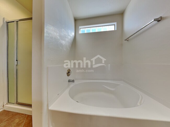 Building Photo - 1811 W Desert Canyon Dr