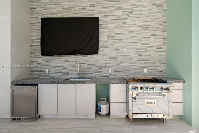 Building Photo - 112 Ave D