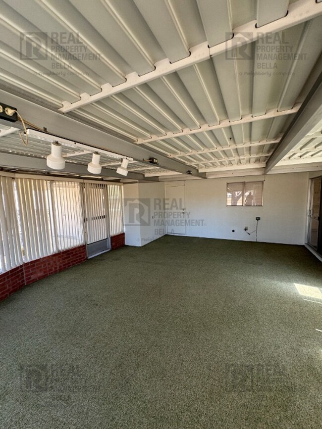 Building Photo - Spacious 3-Bedroom Home with Sunroom & Upg...