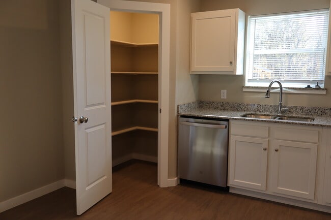 Building Photo - 1322 Seals St