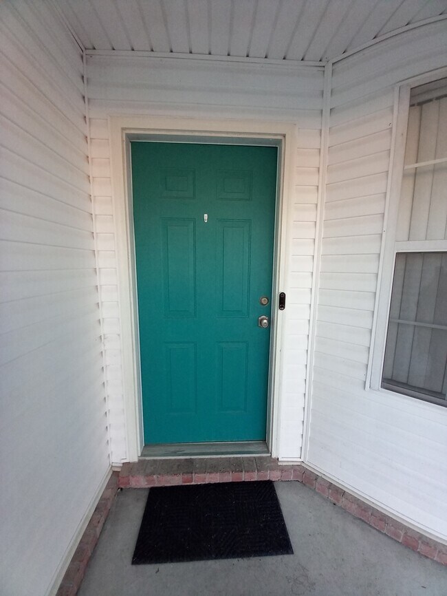 Building Photo - Large 3/2 Family Home that is Conveniently located off Blue Angel PKWY