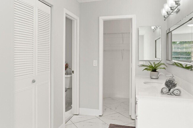 Building Photo - 2480 Juniper Dr