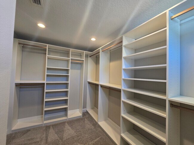 Building Photo - Beautiful 3-Bedroom, 3-Bath Home with Bonu...