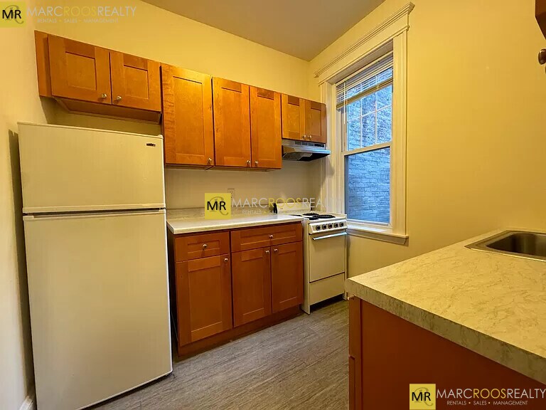 Building Photo - 27 Park Dr