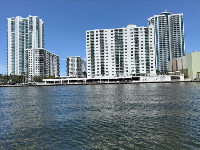 Building Photo - 800 Parkview Dr