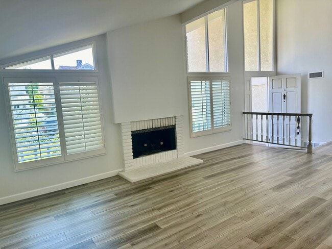 Building Photo - Welcome to this beautiful 4 bedroom home in the highly desirable "Port Streets" of Newport Beach