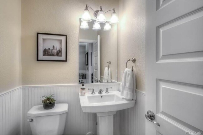 Building Photo - Beautiful 2 Bed/2.5 Bath Home in the Highl...