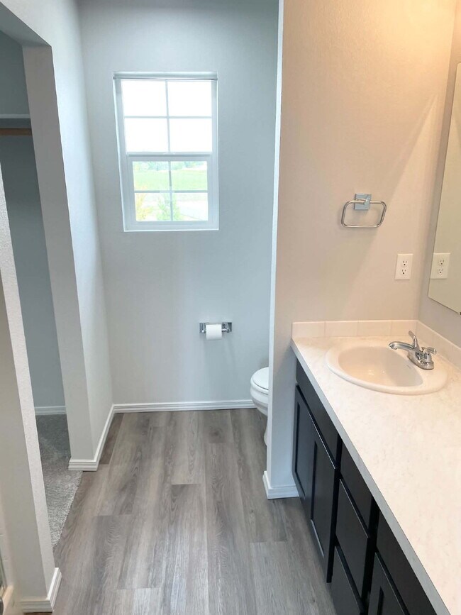 Building Photo - "Charming 3-Bed Oasis on East Drouillard Street with 2.5 Baths and 1470 Sq Ft in Nampa!"
