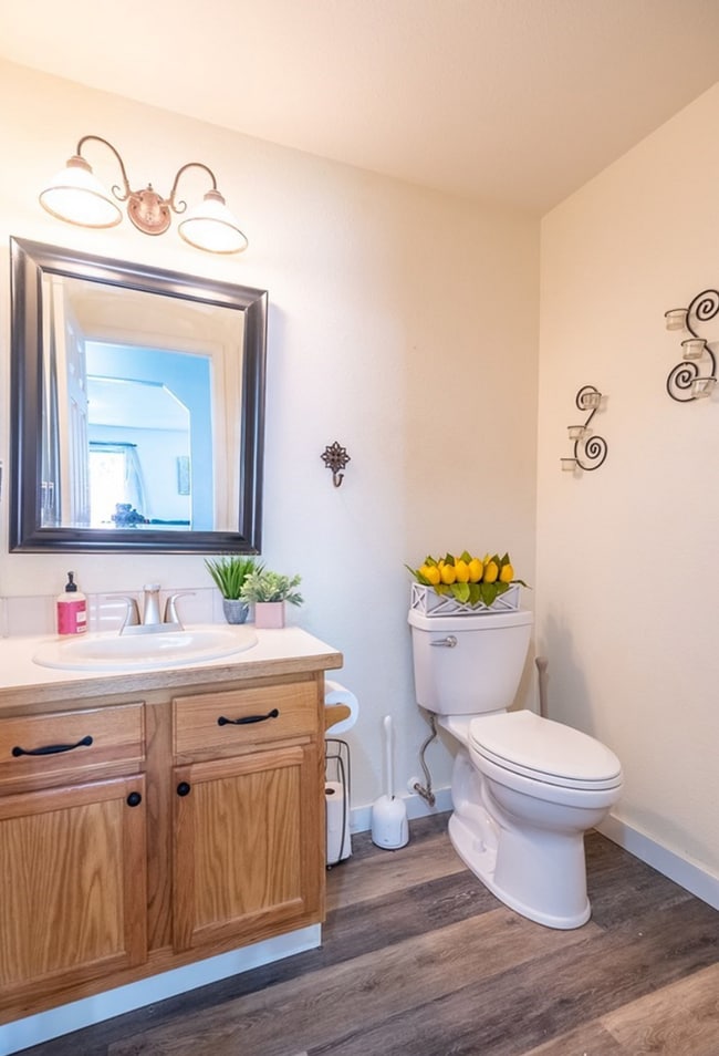 Building Photo - Large 4 Bedroom 2.5 Bathroom Pet Friendly ...