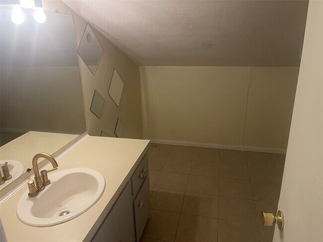 Building Photo - 340 Pan American Dr